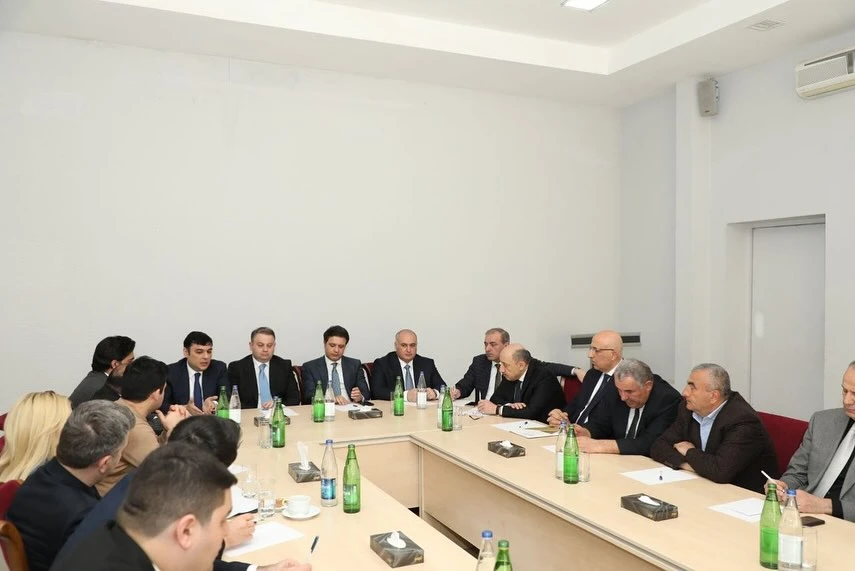 oguzda-emek-munasibetleri-ve-mesgulluq-muasir-cagirislar-ve-reqemsal-heller-konfransi-kecirildi-1