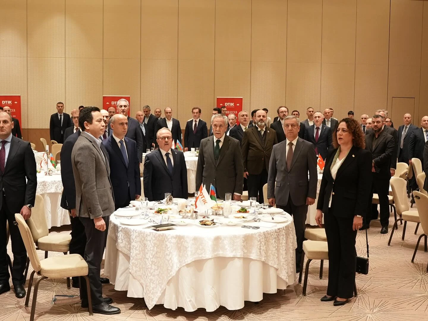 dtik-nin-azerbaycan-numayendesi-baris-altiparmakin-ev-sahibliyi-etdiyi-iftar-sufresi-teskil-olunub-5