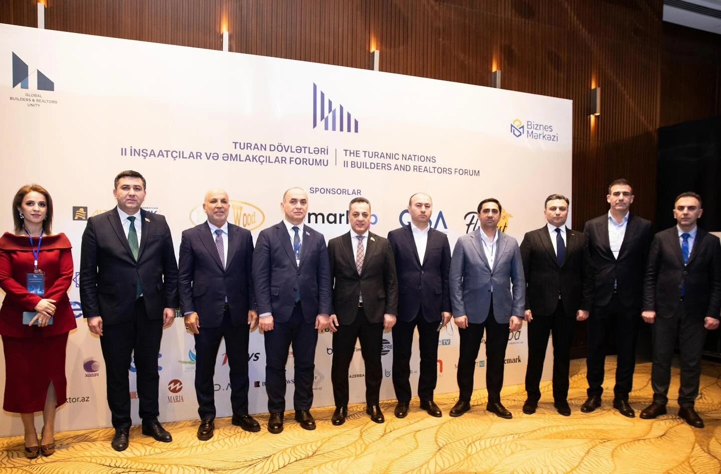 Forum iştirakçıları tədbir zamanı çıxış edirlər