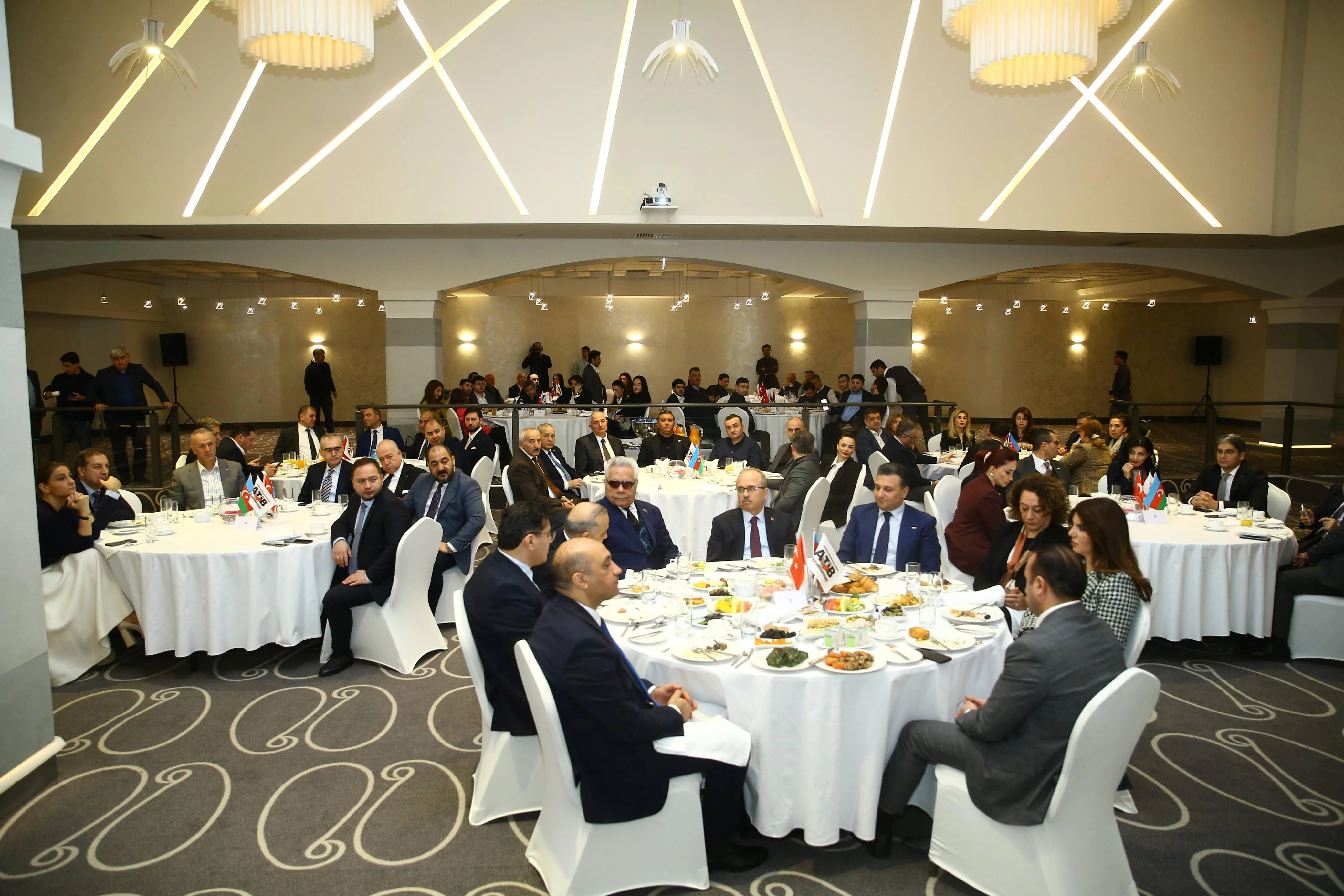 Azərbaycan-Türkiyə İş Adamları Birliyinin növbəti işgüzar səhər yeməyi baş tutub.