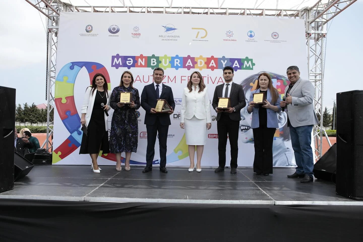 Festivalda autizmli uşaqların çıxışları və əl işləri sərgisi təqdim olundu