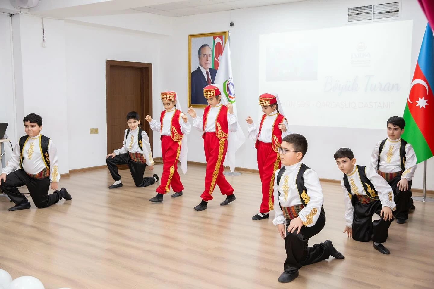 atib-uzvu-evrika-liseyinde-boyuk-turan-turkun-sesi-qardasliq-dastani-tedbiri-kecirildi-4