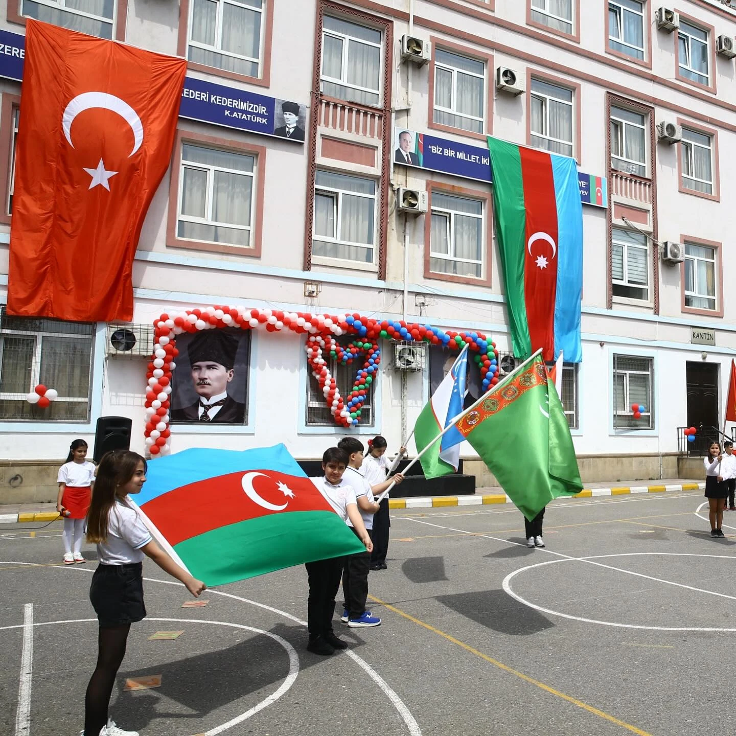 23 aprel 2025 | ATİB İdarə Heyətinin sədri Mürsəl Rüstəmov və digər qonaqlar Bakı Türk Anadolu Liseyində bayram tədbirində
