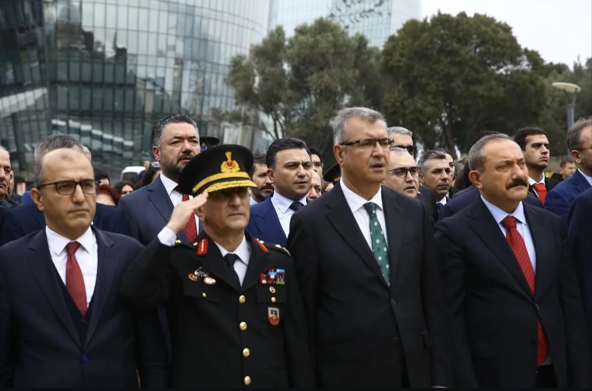 Şehitler Hiyabanı’nda Türkiye Cumhuriyeti’nin 102. kuruluş yıl dönümü vesilesiyle anma ve çelenk koyma töreni düzenlendi.