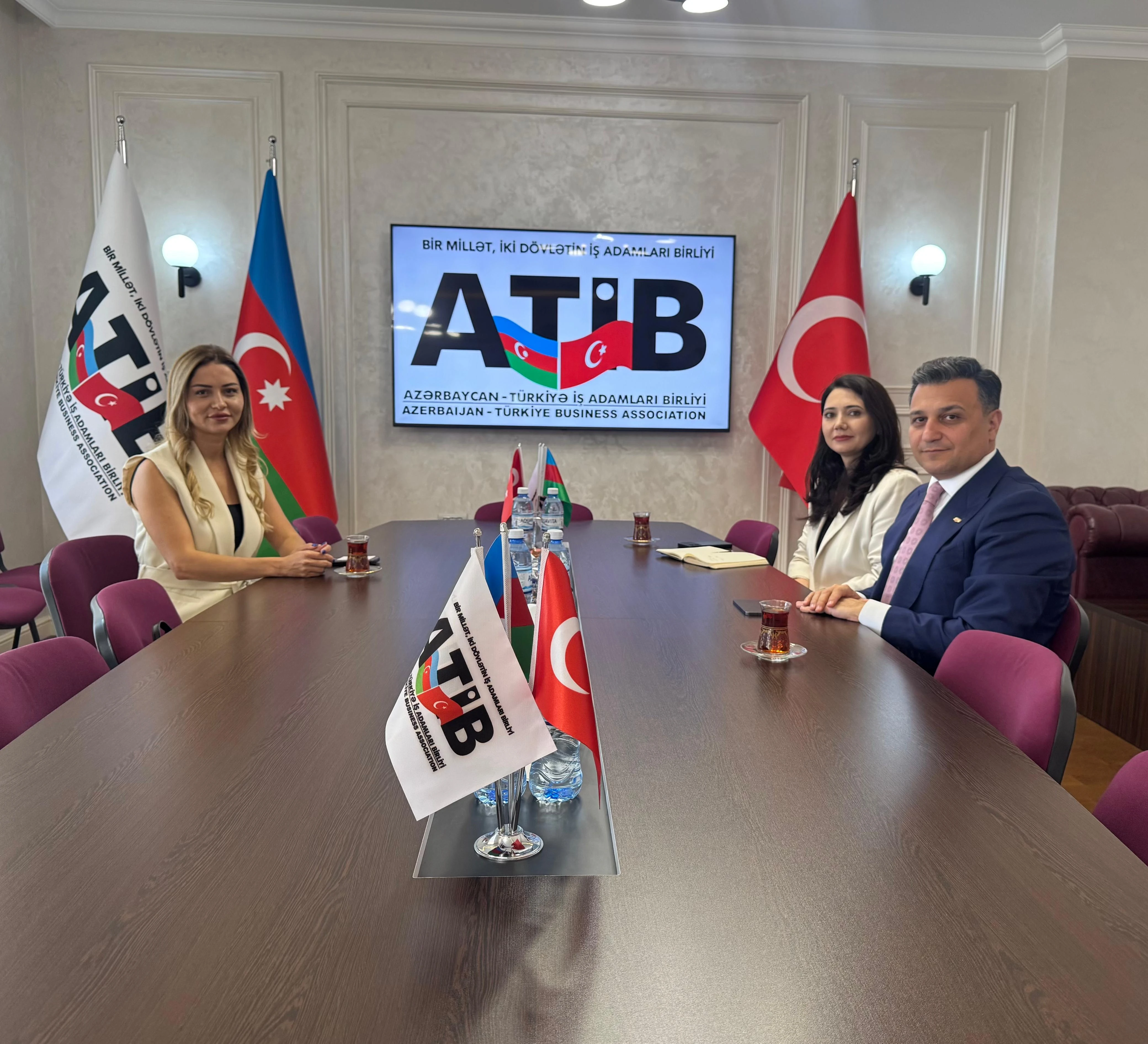 Türk-Amerikan İşadamları Derneği (TABA-AmCham) Azerbaycan temsilcisi Gizili Seyidova, Azerbaycan-Türkiye İşadamları Derneği'ni ziyaret etti.