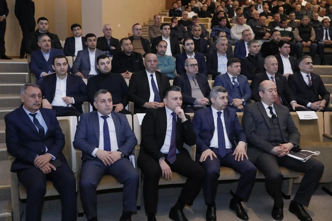 agdasda-emek-munasibetleri-ve-mesgulluq-muasir-cagirislar-ve-reqemsal-heller-movzusunda-konfrans-kecirilib-1