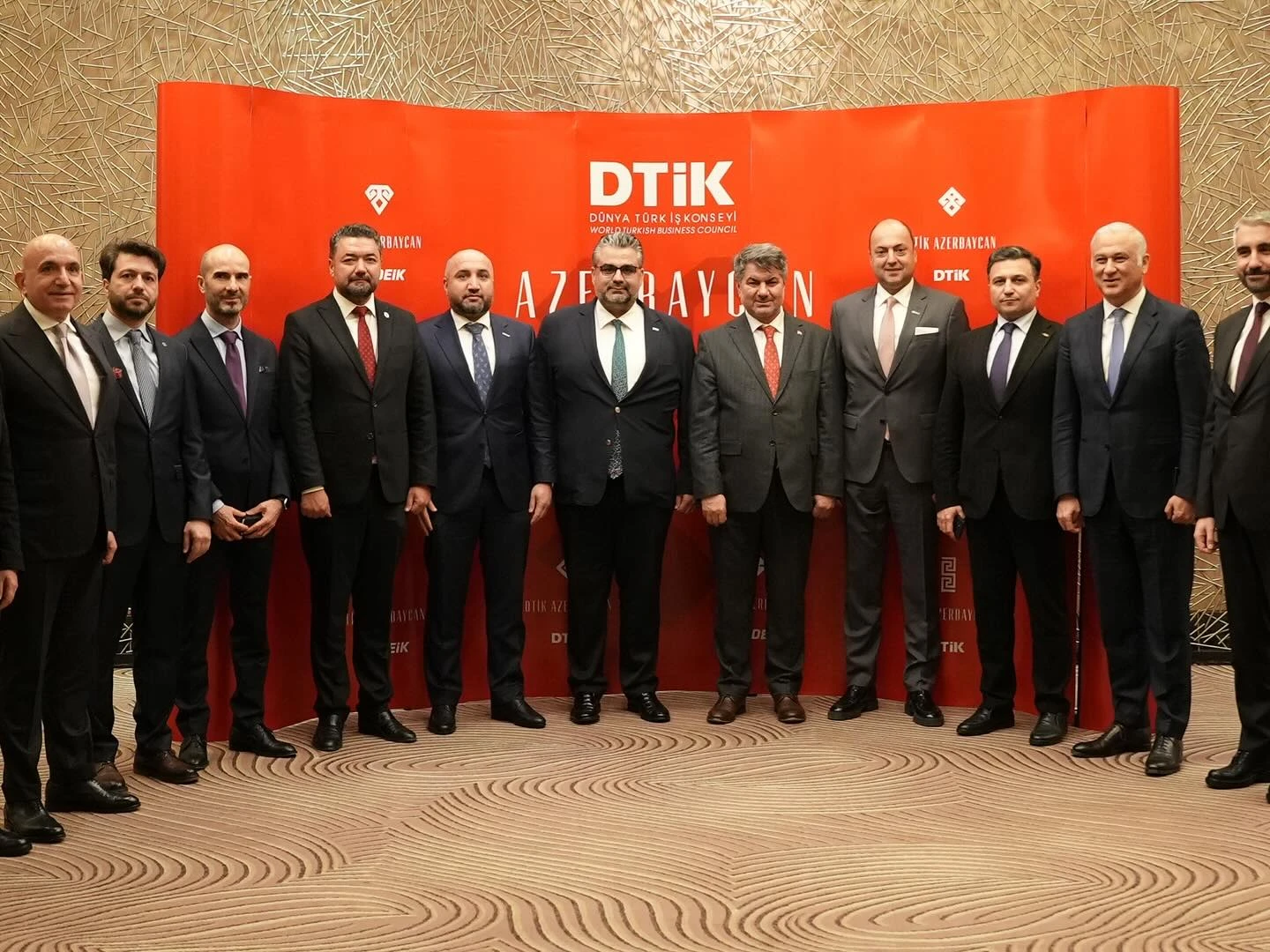 dtik-nin-azerbaycan-numayendesi-baris-altiparmakin-ev-sahibliyi-etdiyi-iftar-sufresi-teskil-olunub-1