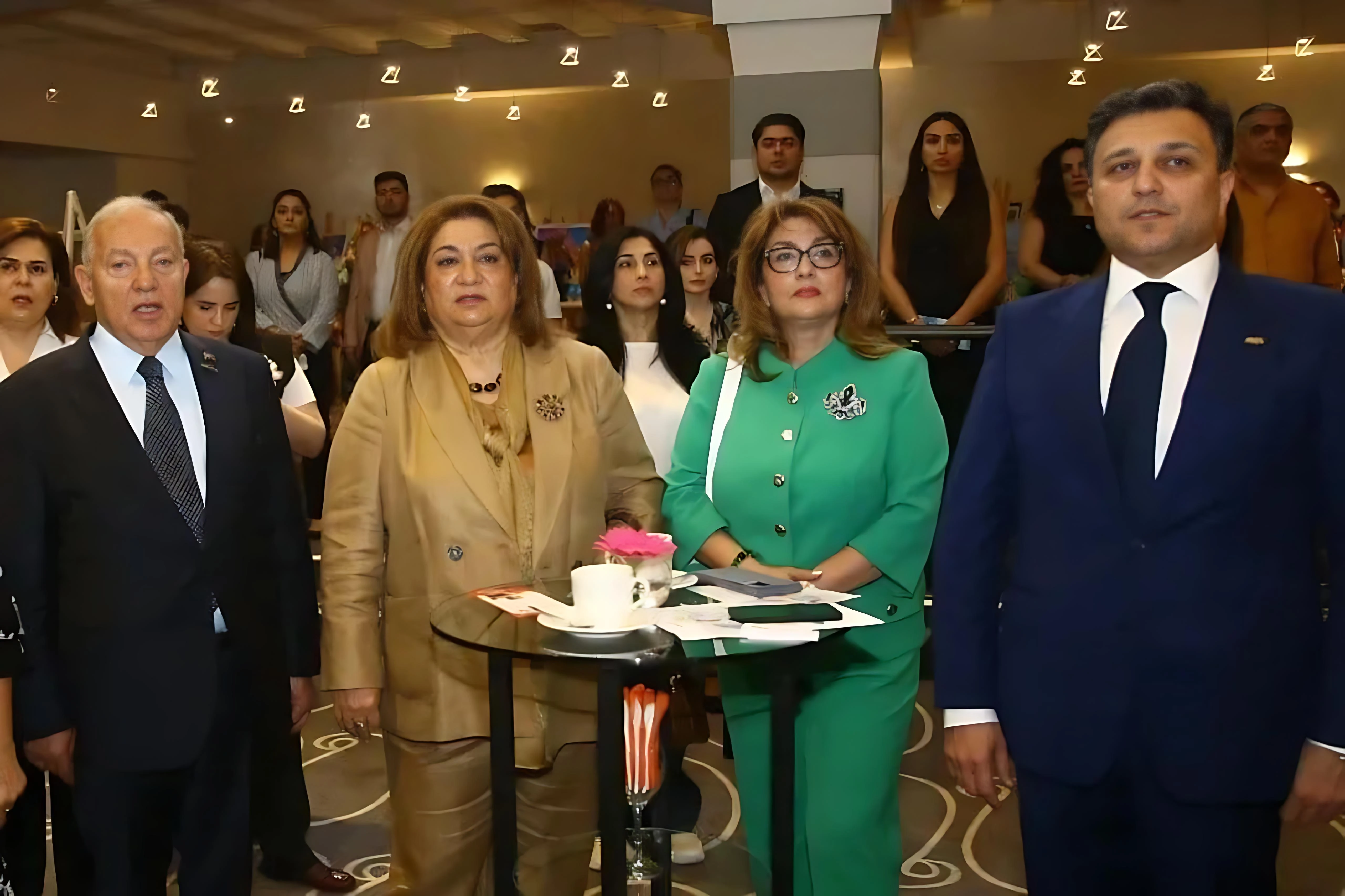 “Birlik Yarmarkası”nda sergilenen ve açık artırmaya çıkarılan resimler