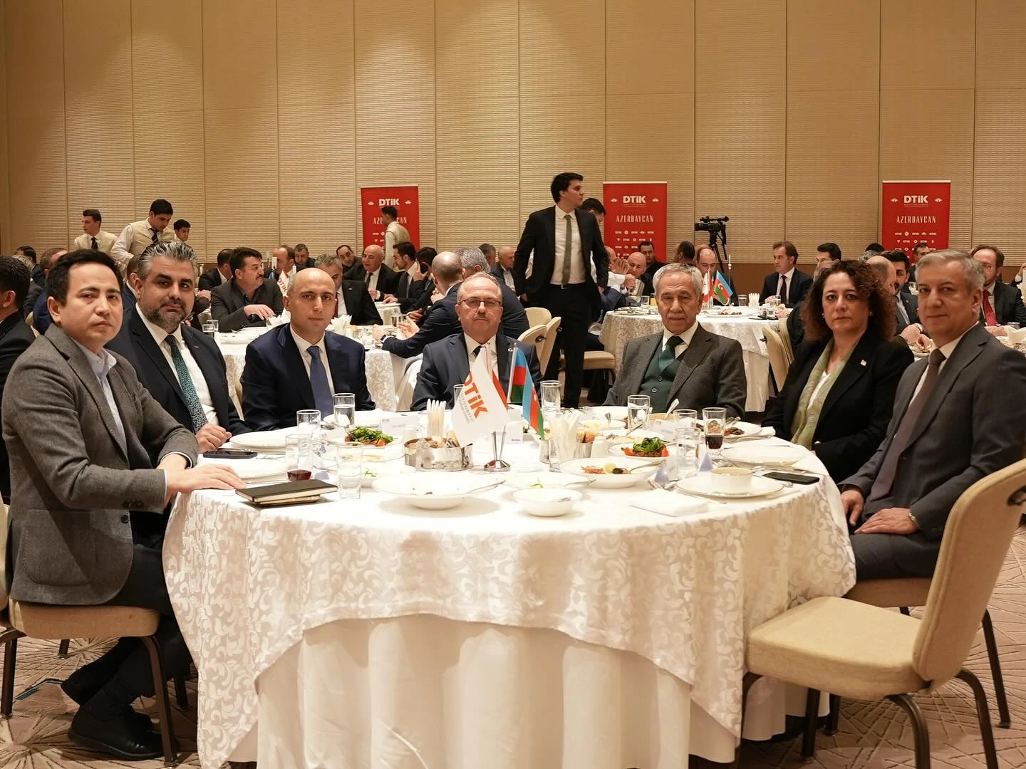 dtik-nin-azerbaycan-numayendesi-baris-altiparmakin-ev-sahibliyi-etdiyi-iftar-sufresi-teskil-olunub-4