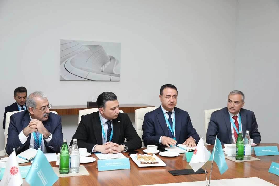 3 Mayda Heydər Əliyev Mərkəzində Mürsəl Rüstəmov qeyri-hökumət təşkilatları ilə dəyirmi masada çıxış edir