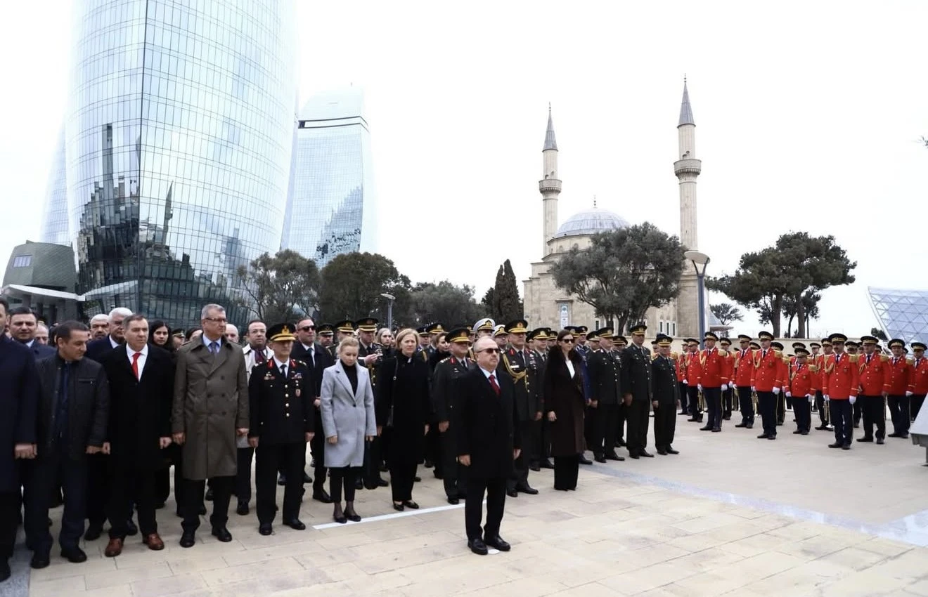 Bakı Türk Şəhidliyində Çanaqqala Şəhidləri Günü və Çanaqqala Zəfərinin 111-ci ildönümü münasibətilə anım və çələngqoyma mərasimi keçirilib.