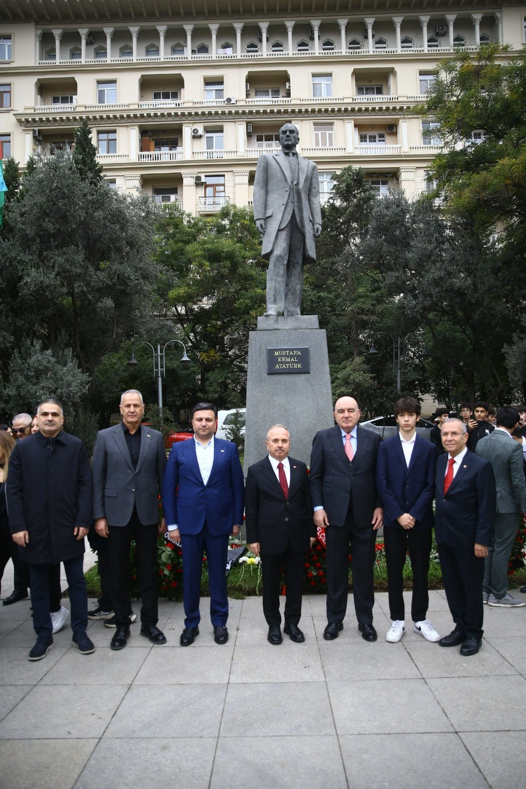 İki Dövlət Tək Millət Parkında Türkiyə Respublikasının qurucusu və ilk prezidenti Mustafa Kamal Atatürkün vəfatının 87-ci ildönümü münasibətilə anım mərasimi keçirilib.