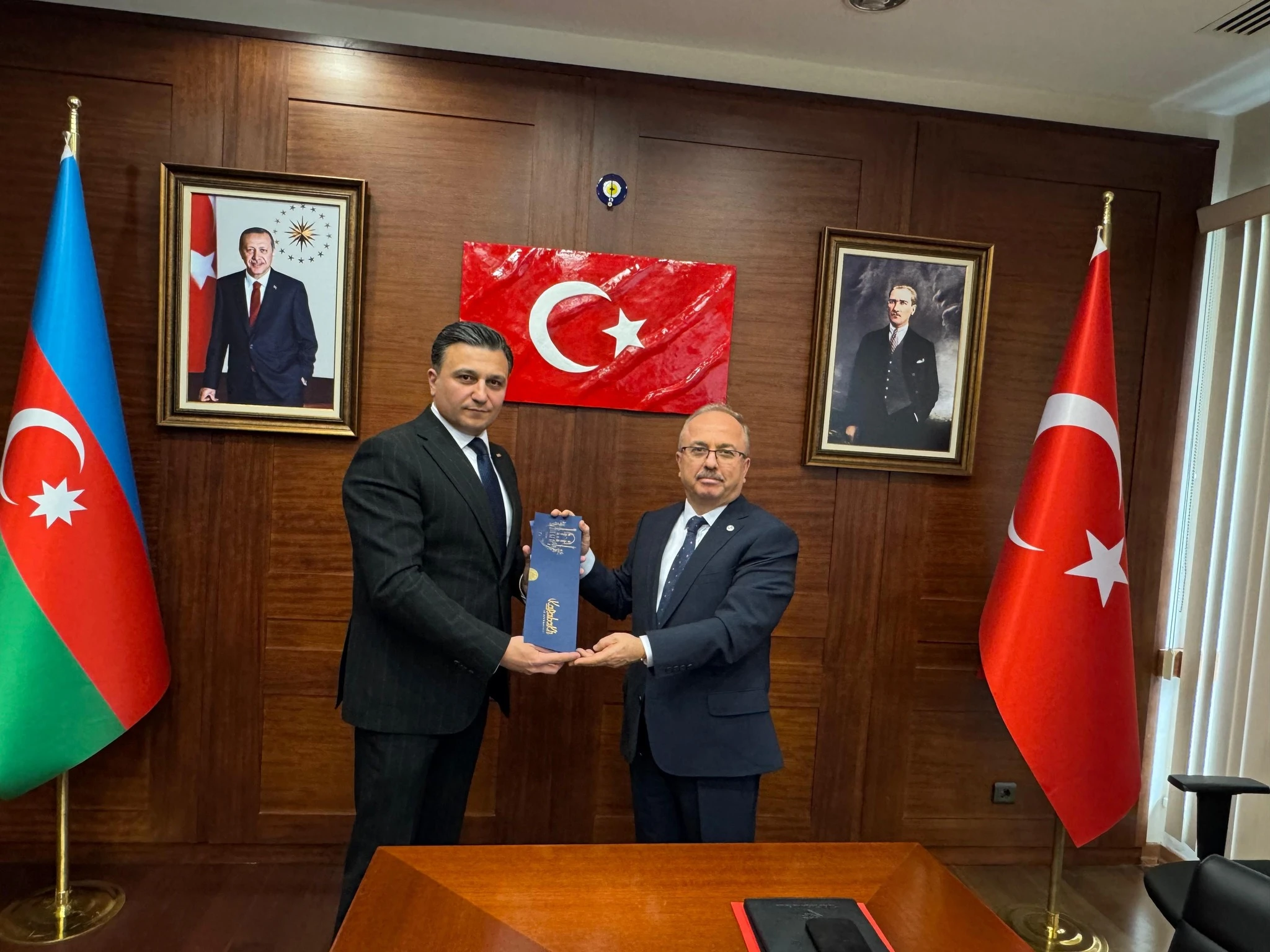 11-fevral-2025-ci-ilde-azerbaycan-turkiye-is-adamlari-birliyinin-idare-heyeti-turkiye-respublikasinin-azerbaycana-yeni-teyin-olunmus-fovqelade-ve-selahiyyetli-sefiri-profdr-birol-akgunun-qebulunda-olub-1