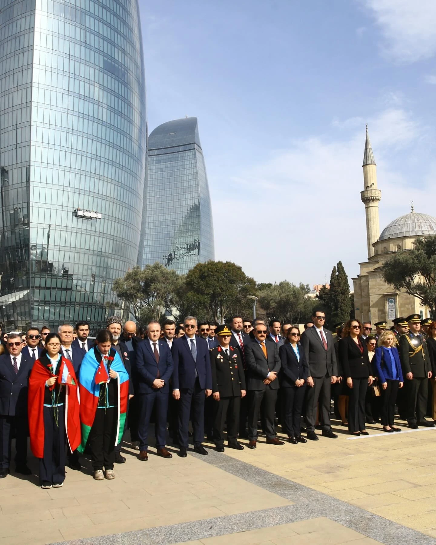 Türk Şəhidliyində Çanaqqala qurbanlarının xatirəsi anılıb, çələnglər qoyulub.