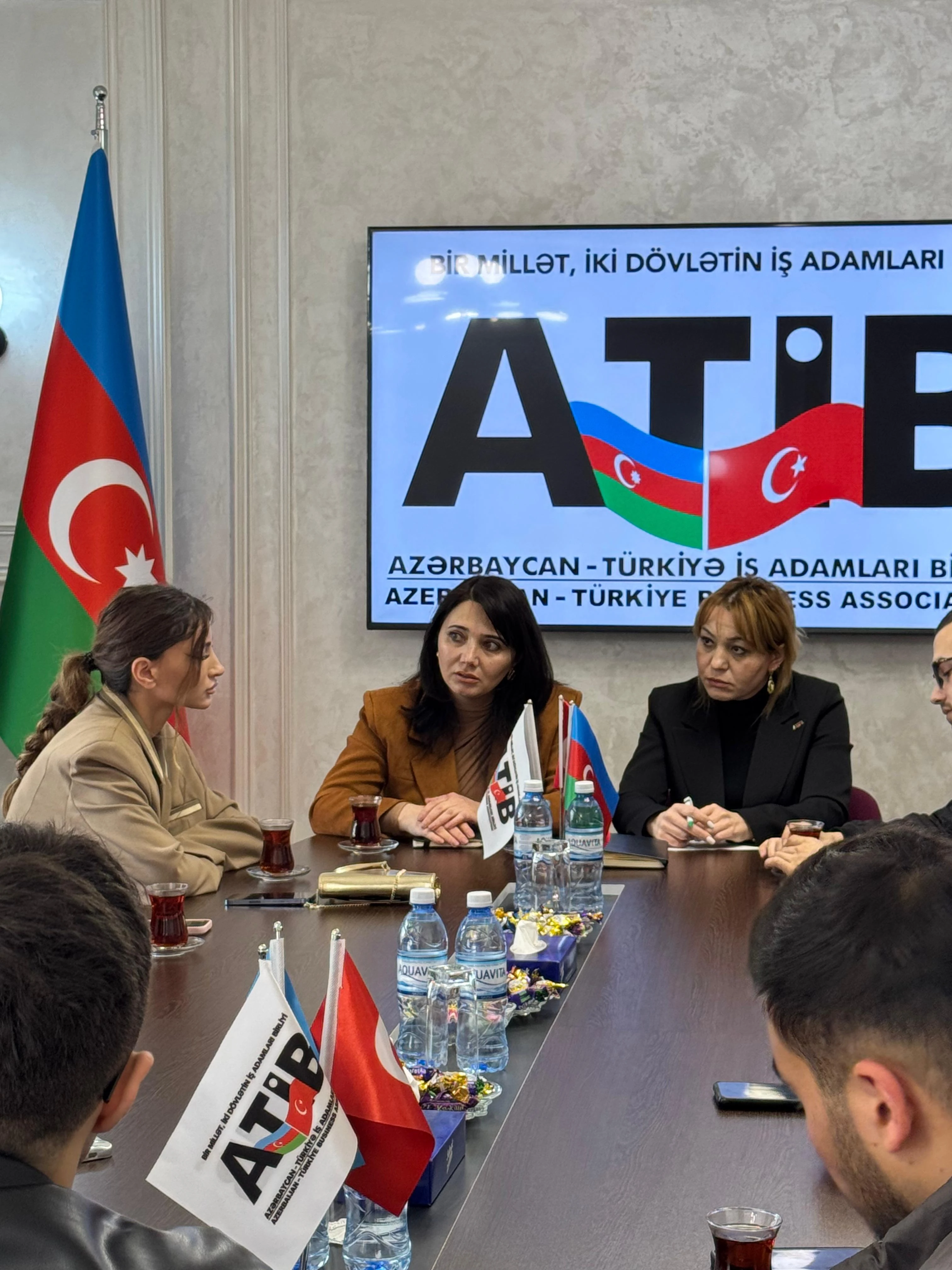 UNEC öğrencileri ATİB ofisindeki kapanış toplantısında