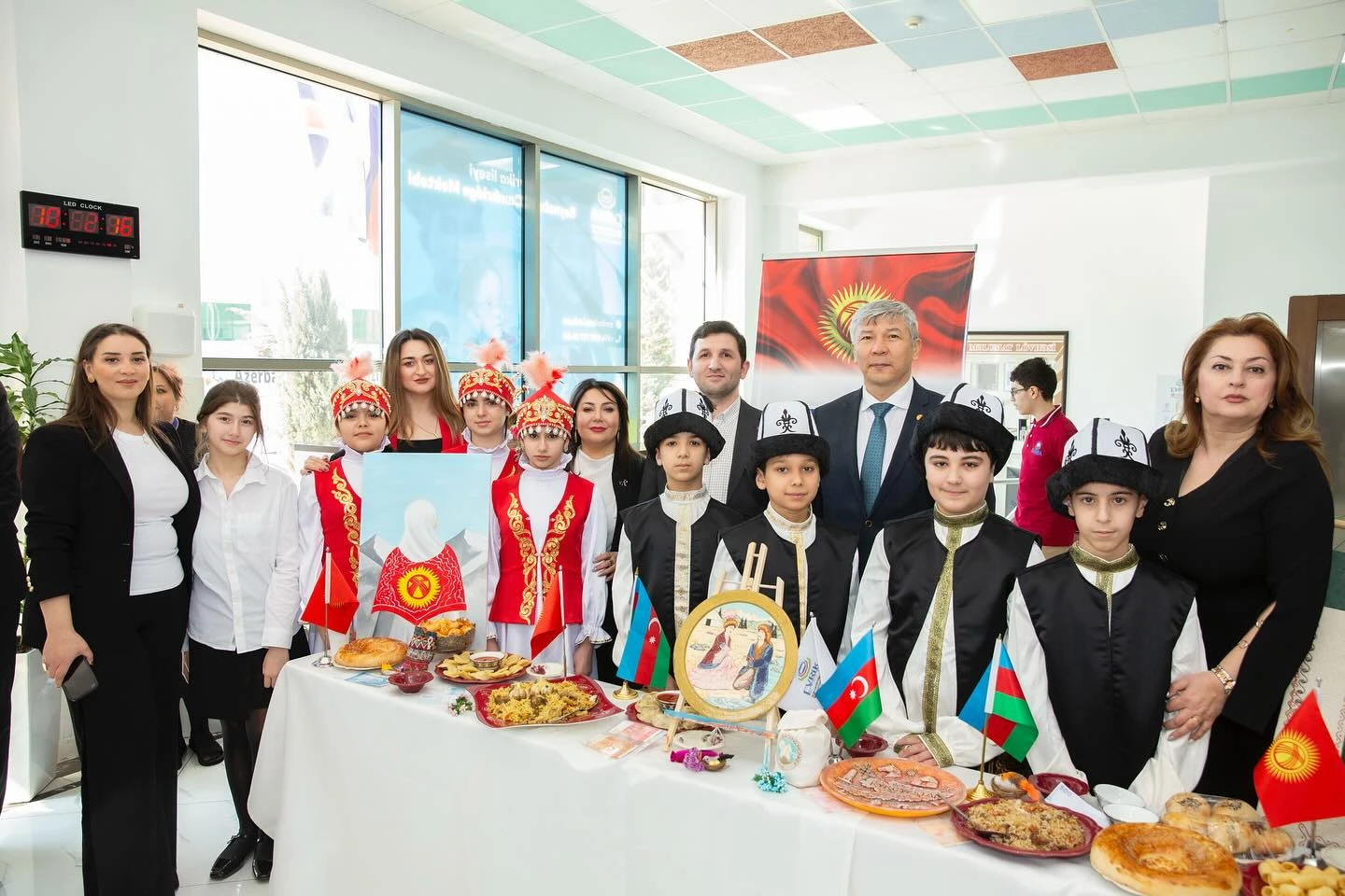 atib-uzvu-evrika-liseyinde-boyuk-turan-turkun-sesi-qardasliq-dastani-tedbiri-kecirildi-11