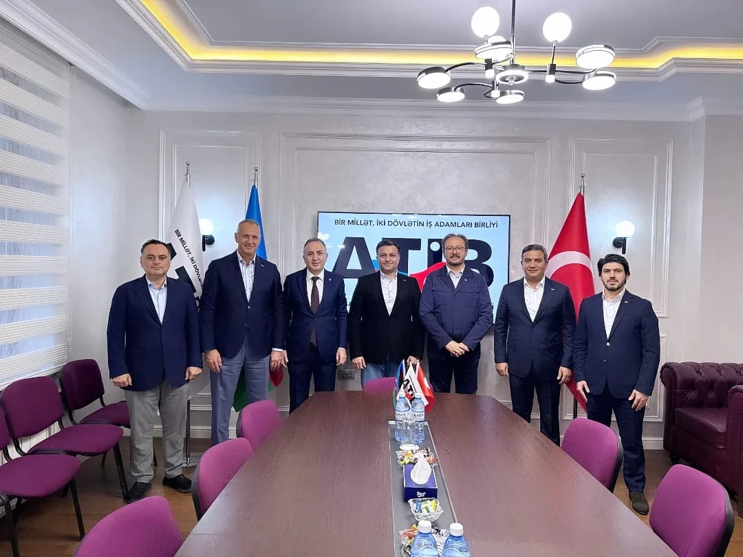 Türkiye Cumhuriyeti'nin Azerbaycan’daki Büyükelçiliği’nin tarım müşaviri Hakan Kalender ve çalışma ve sosyal güvenlik müşaviri Fatih Bilal Alodalı, Azerbaycan-Türkiye İş Adamları Birliği’nin (ATİB) konuğu oldular.