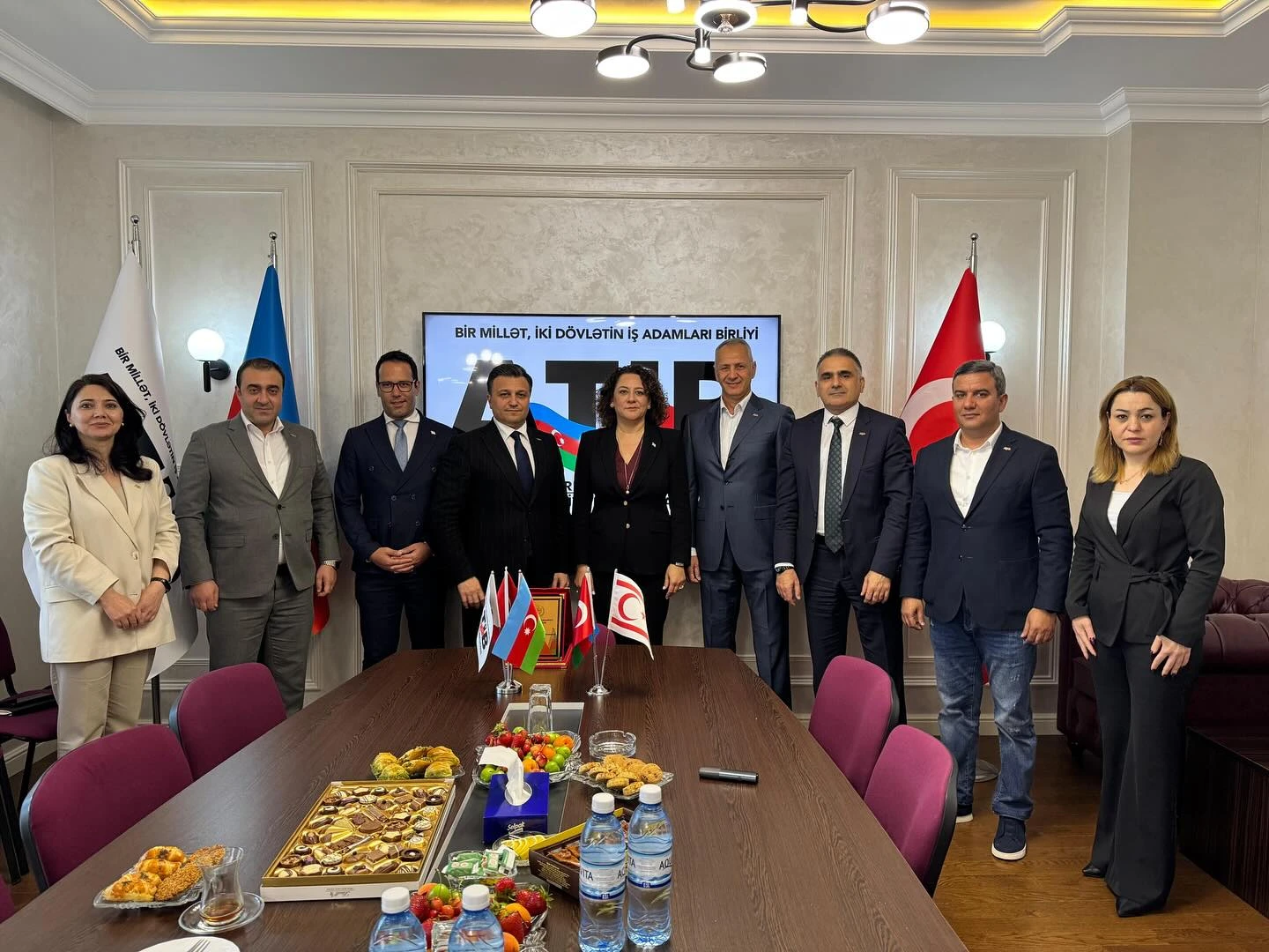 Azerbaycan-Türkiye İş Adamları Birliği ile KKTC temsilcileri arasında gerçekleşen görüşmeden bir kare