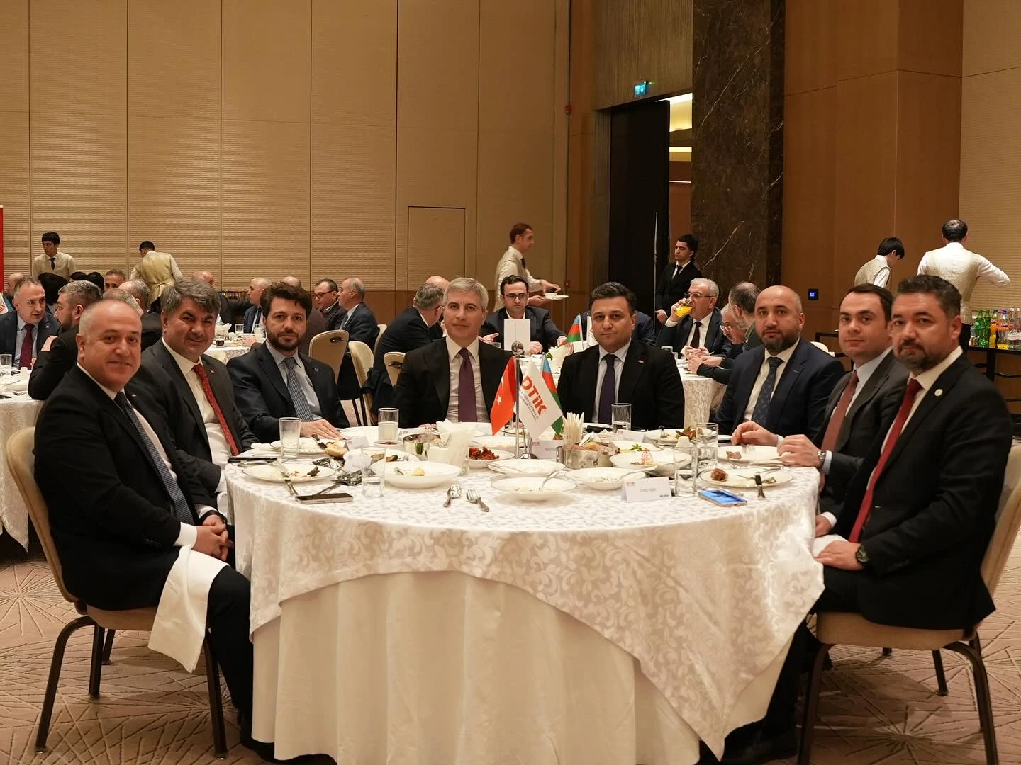 dtik-nin-azerbaycan-numayendesi-baris-altiparmakin-ev-sahibliyi-etdiyi-iftar-sufresi-teskil-olunub-3