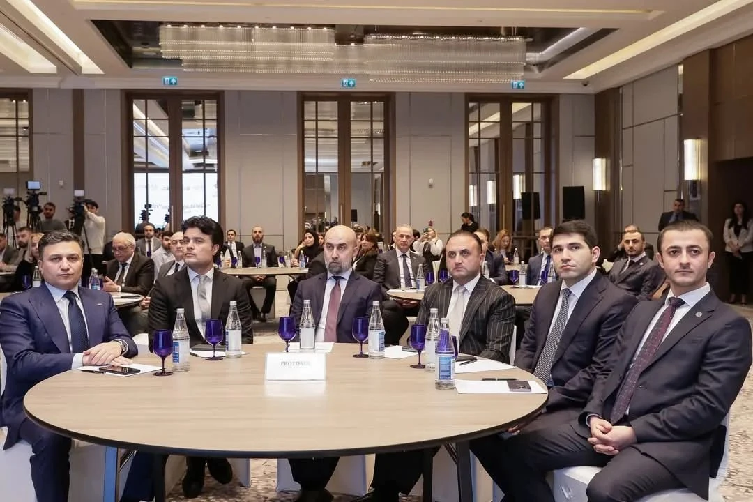 “Qarabağ KOB-ları layihəsi”nin təqdimat tədbirində iştirak edən dövlət qurumlarının nümayəndələri, iş adamları və müharibə iştirakçıları.