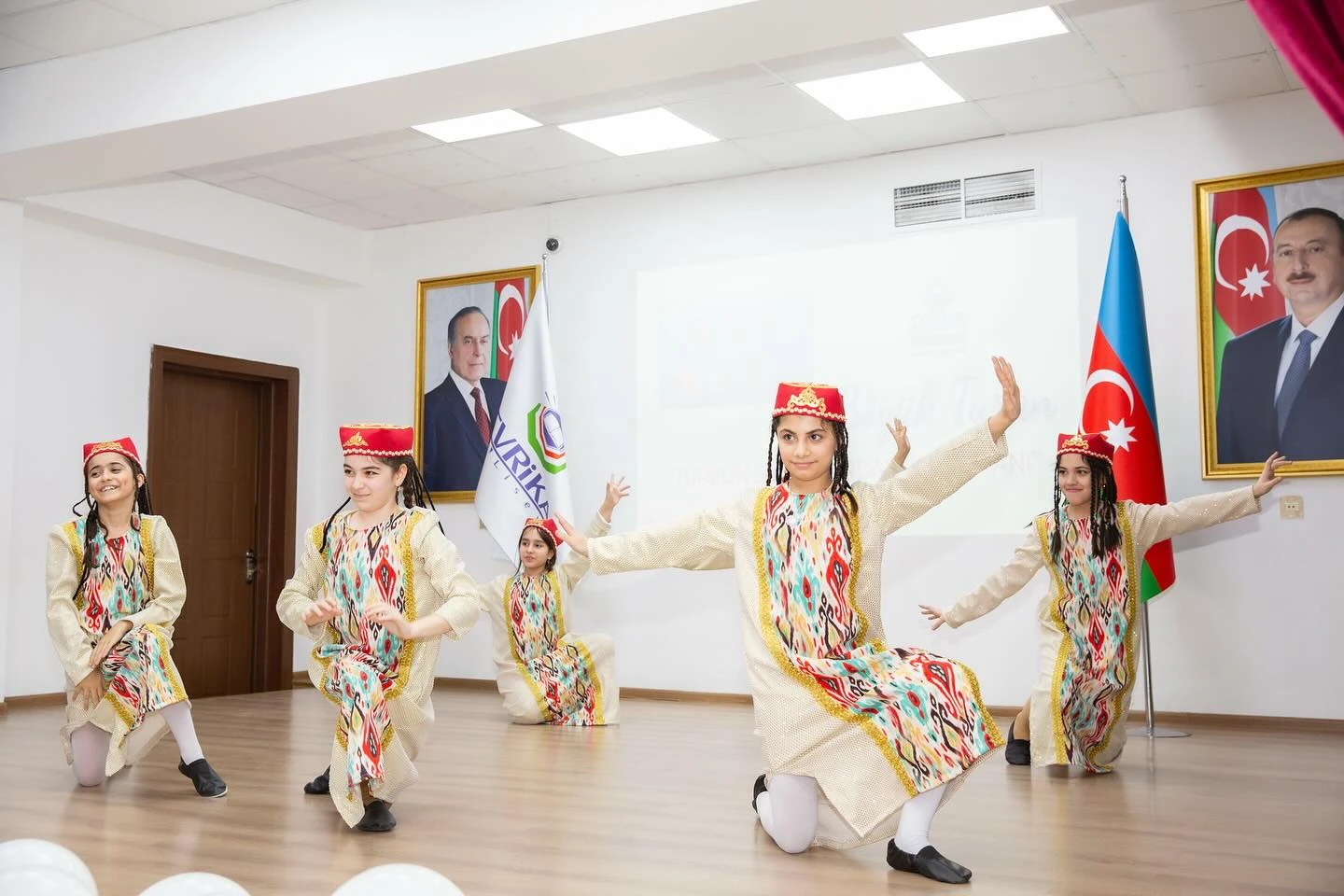 atib-uzvu-evrika-liseyinde-boyuk-turan-turkun-sesi-qardasliq-dastani-tedbiri-kecirildi-5