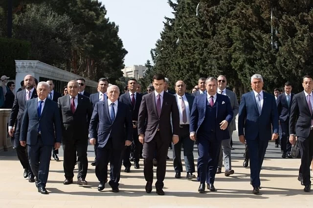 25 aprel kofrans- Sahibkarlar Konfederasiyasının  yaranmaının 25-ci illiiyi
