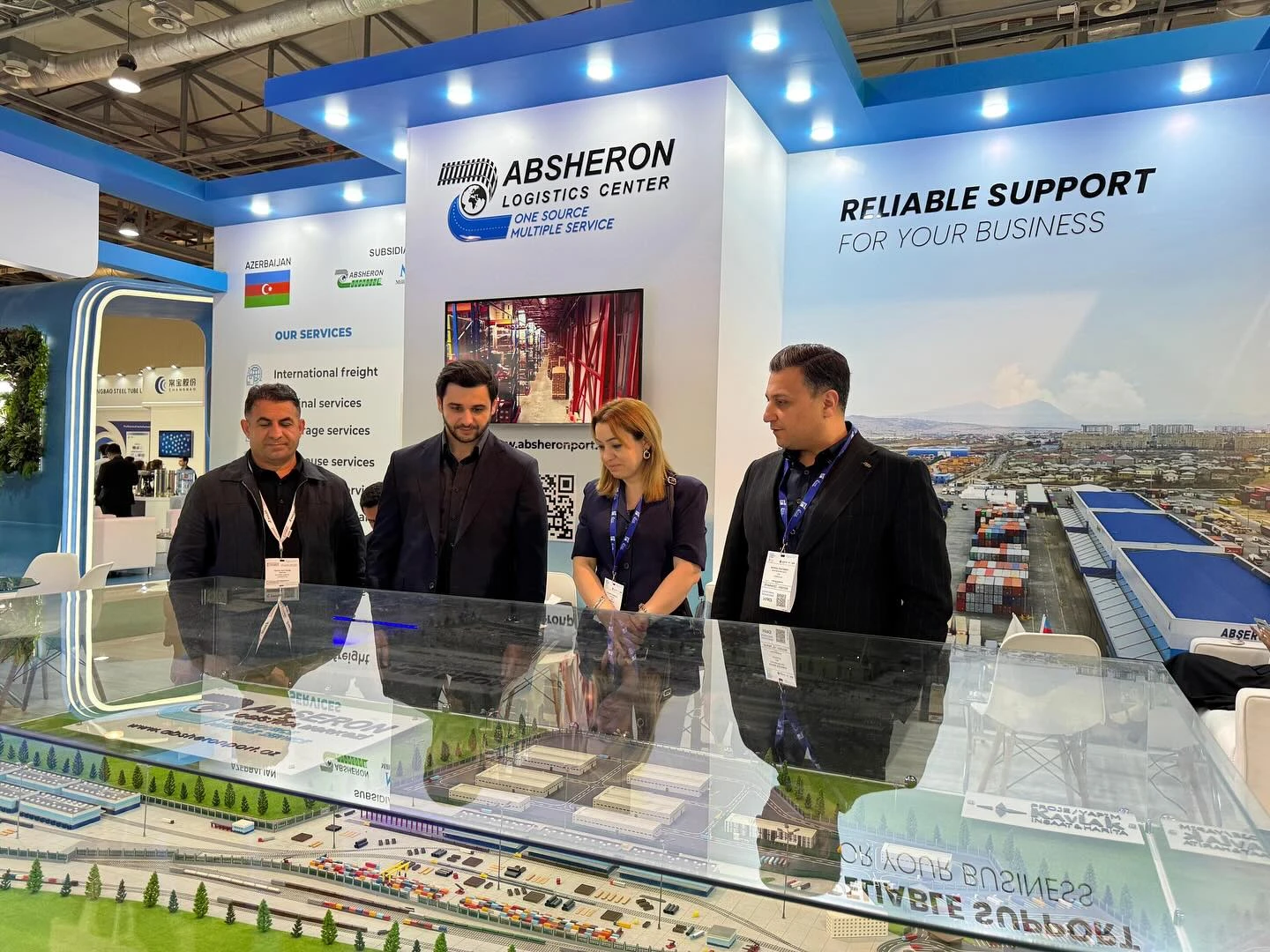 4-iyun-2025-atib-numayende-heyeti-xezer-beynelxalq-neqliyyat-logistika-ve-neft-qaz-sergilerini-ziyaret-etdi-7