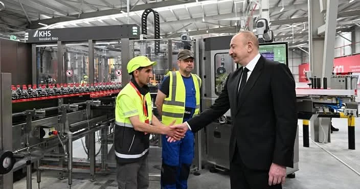 prezident-ilham-eliyev-atib-uzvu-coca-cola-nin-ismayillidaki-yeni-muessisesinin-acilisinda-26-may-2025-4