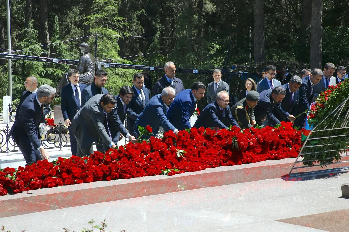 10-maia-2025-vizit-v-pamiat-o-obshhenacionalnom-lidere-geidare-alieve-2