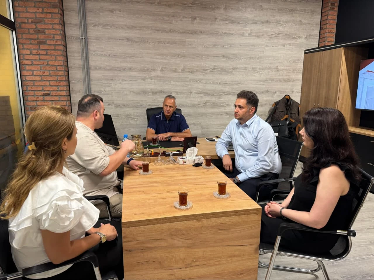 12-avgusta-2025-delegaciia-azerbaidzansko-tureckoi-associacii-biznesmenov-posetila-predstavitelstvo-norm-otomasyon-v-azerbaidzane-4