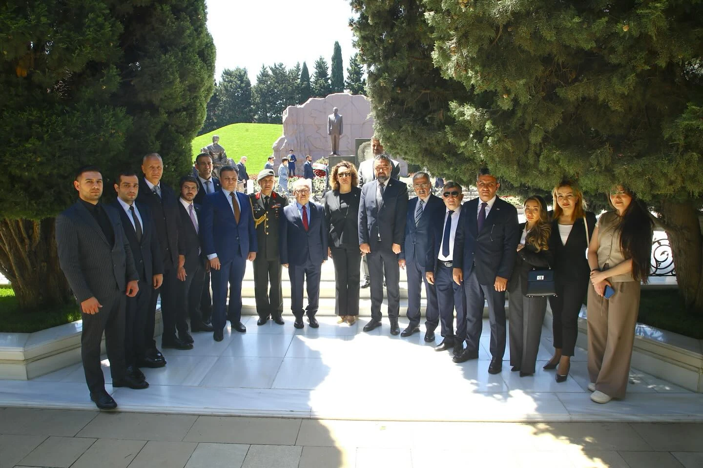 10-maia-2025-vizit-v-pamiat-o-obshhenacionalnom-lidere-geidare-alieve-1