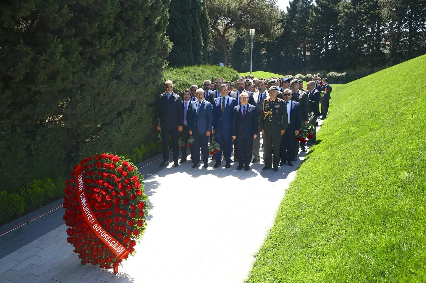 10-maia-2025-vizit-v-pamiat-o-obshhenacionalnom-lidere-geidare-alieve-5