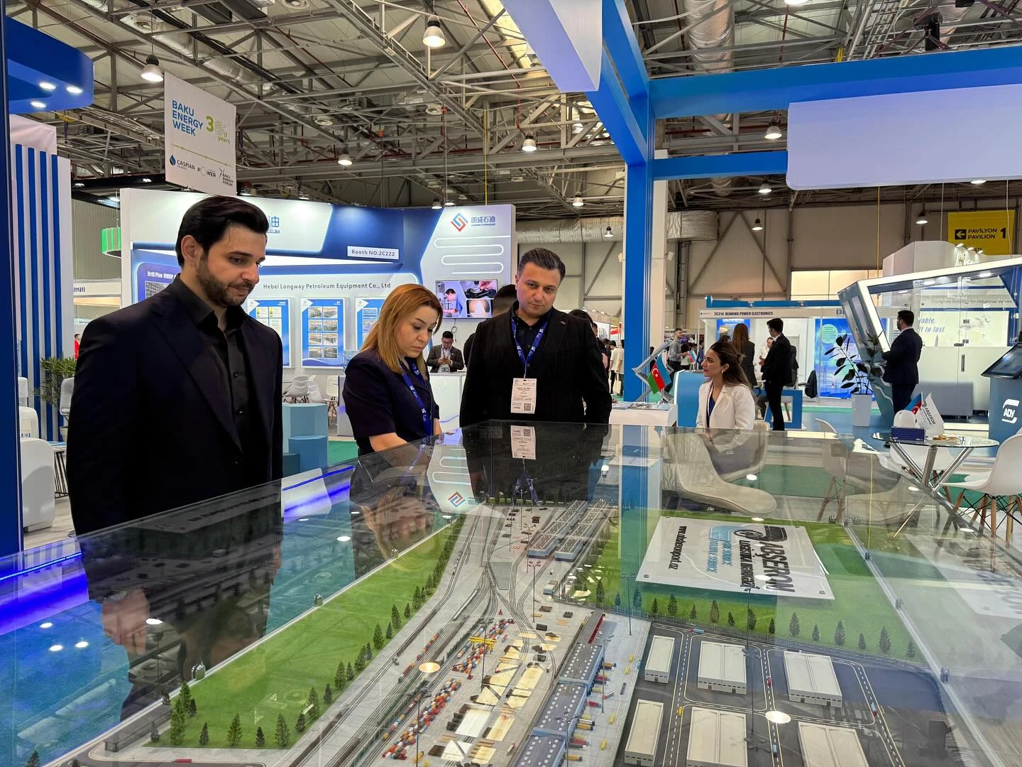 4-iyun-2025-atib-numayende-heyeti-xezer-beynelxalq-neqliyyat-logistika-ve-neft-qaz-sergilerini-ziyaret-etdi-8