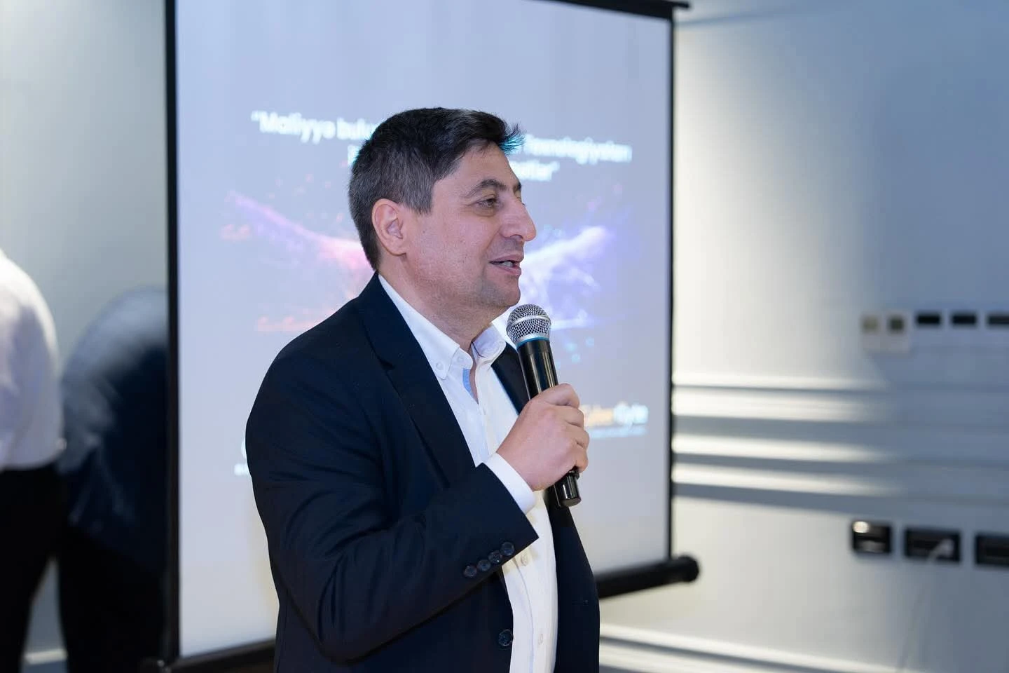 8-iyul-2025-ci-il-tarixinde-maliyye-buludu-ve-it-ile-idare-olunan-xidmetler-movzusunda-b2b-gorus-kecirilib-9