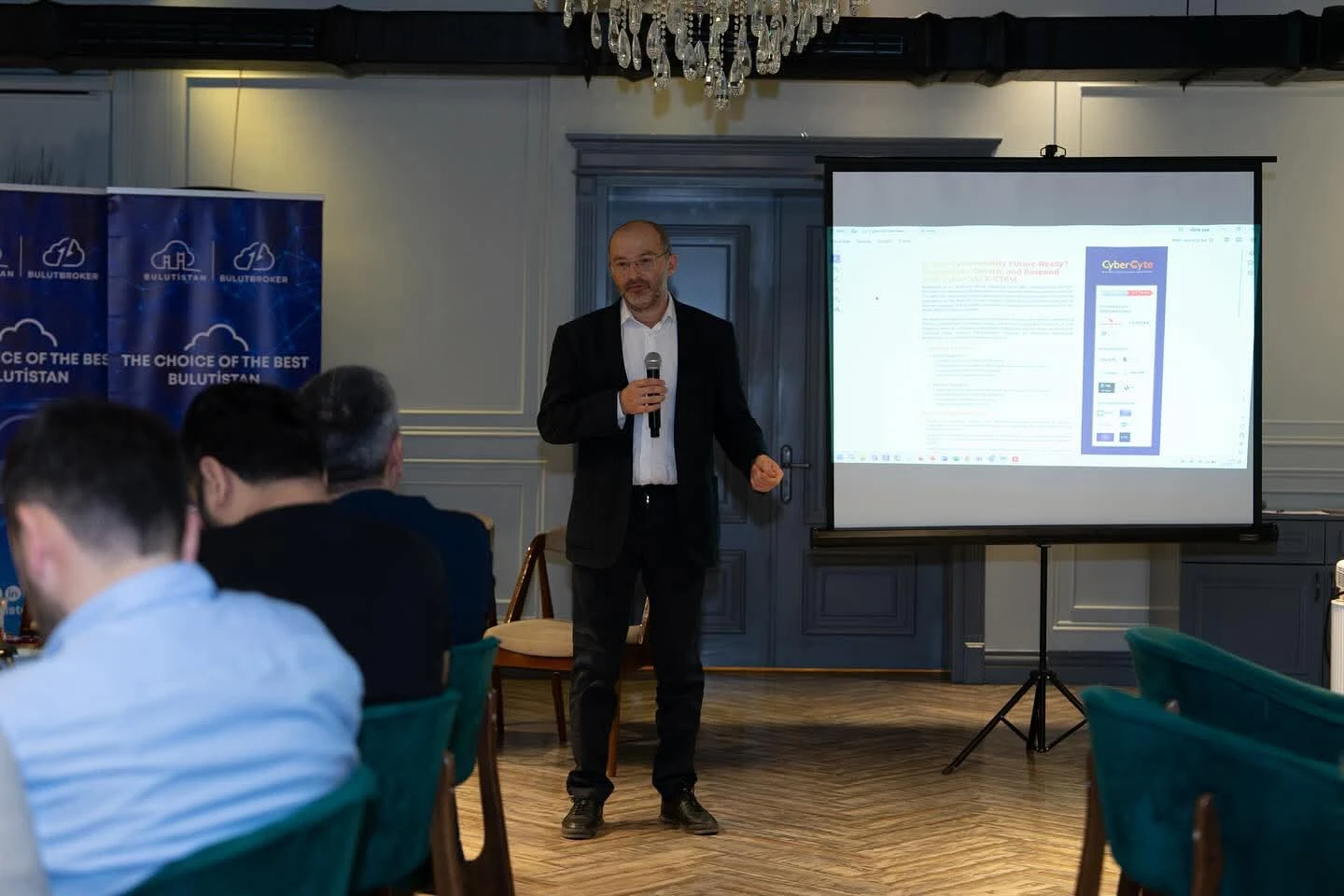 8-iyul-2025-ci-il-tarixinde-maliyye-buludu-ve-it-ile-idare-olunan-xidmetler-movzusunda-b2b-gorus-kecirilib-3