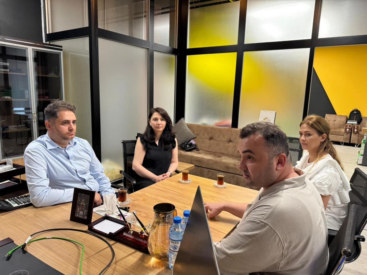 12-avgusta-2025-delegaciia-azerbaidzansko-tureckoi-associacii-biznesmenov-posetila-predstavitelstvo-norm-otomasyon-v-azerbaidzane-2