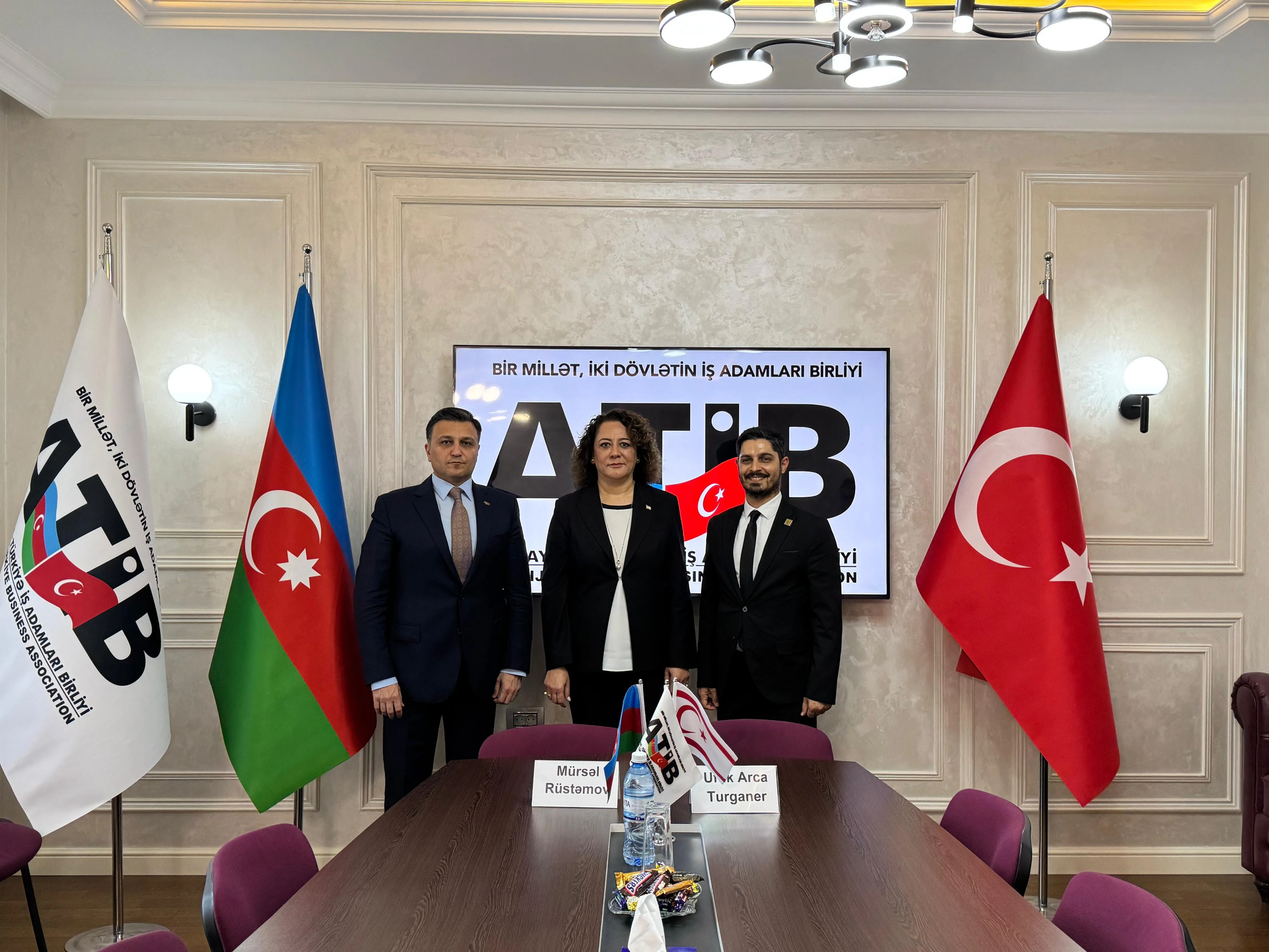 iyunun-17-de-atib-simali-kipr-genc-is-adamlarini-qebul-etdi-2